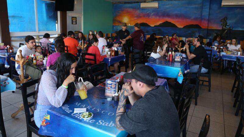 Carnaval de Mazatlán 2025: Turistas nacionales y extranjeros abarrotan la ciudad