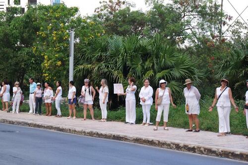 Exigen seguridad en Cancún con cadena humana