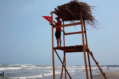 Olas ‘arruinan’ cierre de vacaciones de Semana Santa en Tabasco