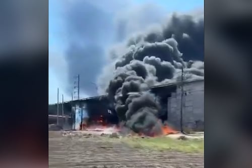 Tren embiste pipa de combustible en carretera estatal de Querétaro; hay al menos 2 fallecidos