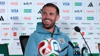 Ni jugó, lo amonestaron y se lesionó: Así se cayó Henderson, de Inglaterra, por festejar derrota de México