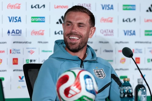 Ni jugó, lo amonestaron y se lesionó: Así se cayó Henderson, de Inglaterra, por festejar derrota de México