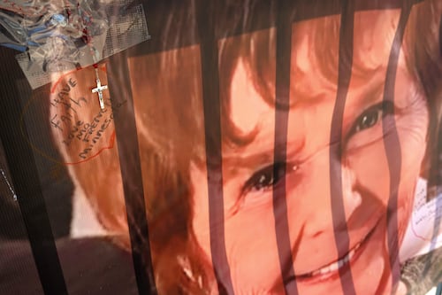 Periodista Savannah Guthrie vuelve al noticiero de NBC tras desaparición de su madre en febrero