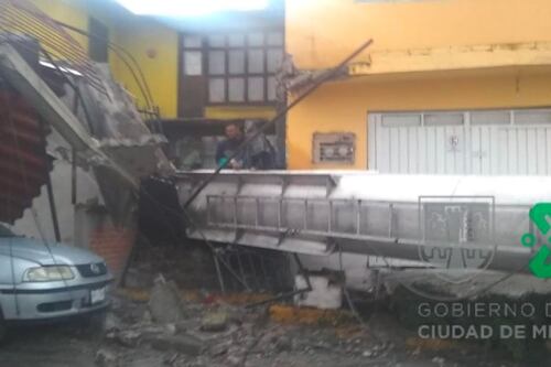 Lluvias y granizo provocan caída de árboles y un espectacular en la CDMX
