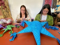 Así innovan en Tenancingo el rebozo ‘de bolita’ y lo convierten en piñatas