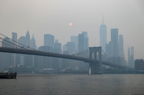 Trump reclama a Canadá por incendios que llevan humo a ciudades de EU y amenaza con más aranceles