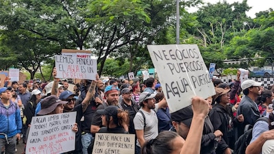 La marcha por la crisis de agua en Guadalajara dejó 12 heridos.