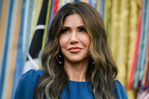 Trump despide a Kristi Noem: Nombra a expeleador de artes marciales mixtas como secretario de Seguridad