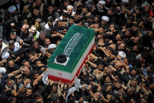 Irán entierra los restos del ayatolá Alí Jameneí, a cuatro meses de su muerte en ataques de EU