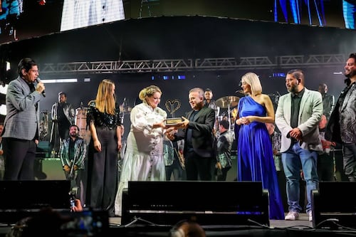 Alejandro Sanz pone a cantar a más de 20 mil asistentes en el carnaval de Mazatlán 2025