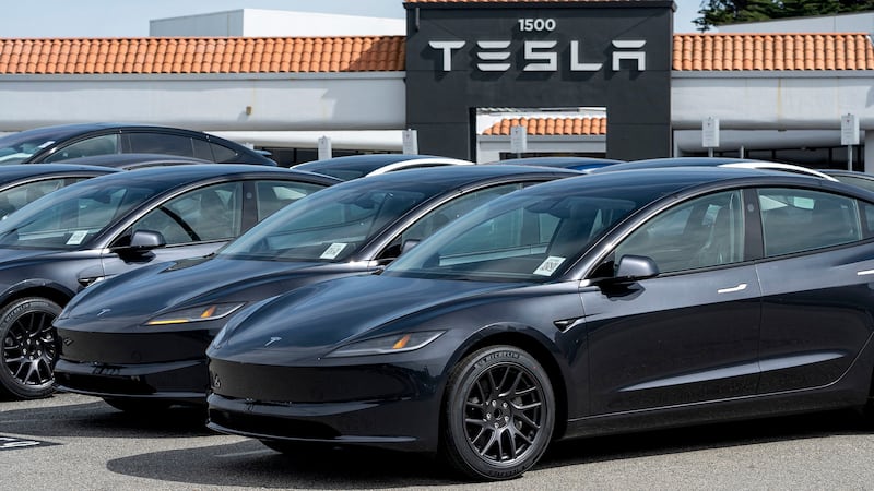 Musk le apuesta a la IA: Tesla invertirá 20 mil mdd para robots y tecnología de conducción autónoma