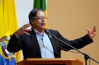 Gustavo Petro jura como primer presidente de izquierda en Colombia