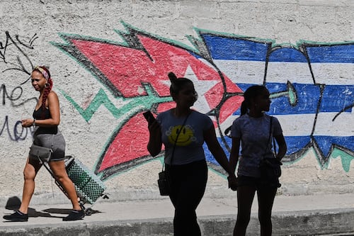EU sanciona a empresas de Cuba que son clave para la economía de la isla