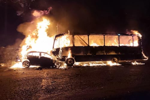 Mueren cuatro personas en choque frontal entre un automóvil y un autobús en la México-Cuernavaca
