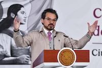 Zoé Robledo propone aumento de 8% a trabajadores del IMSS: 4% directo a salario y 4% en ayuda de renta