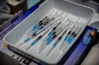 Vacunas de Astra y Pfizer pierden efectividad contra Delta, arroja estudio británico