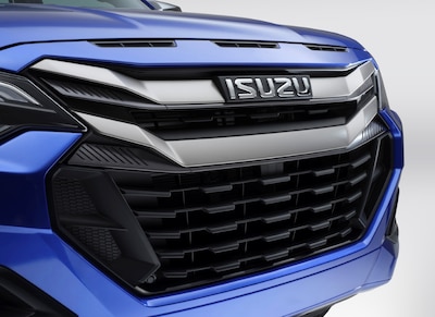 Primer plano de la parrilla frontal de la Isuzu D-MAX 2027 en azul con logotipo Isuzu