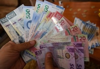 Peso avanza ante el dólar pese a tensión en Medio Oriente: Así cerró HOY