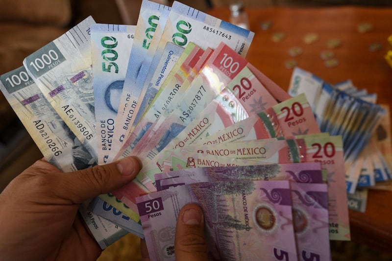 Peso arranca la semana con ‘el pie derecho’: ¿Cuánto gana HOY frente al dólar pese a guerra en Irán?