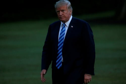 Donald Trump promulga un histórico gasto para fuerzas armadas