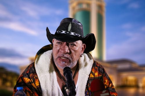 ‘¡Quédense con el dinero!’ Carlos Trejo denuncia discriminación en un hotel; iba con playera de ‘Cañitas’