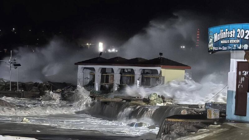 Huracán ‘Erick’ arrasa en Puerto Escondido: Destruye restaurantes y deja deslaves en Oaxaca