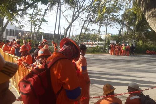 Dos Bocas: Trabajadores protestan por 200 despidos; les ofrecen 3 mil pesos de liquidación