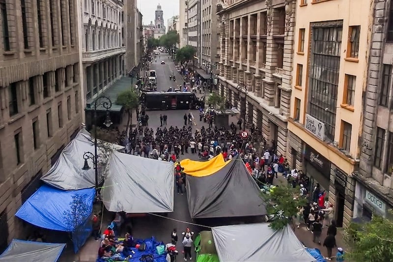 ‘Le dio un infarto’: Integrante de la CNTE muere en plantón instalado en el Centro Histórico de CDMX