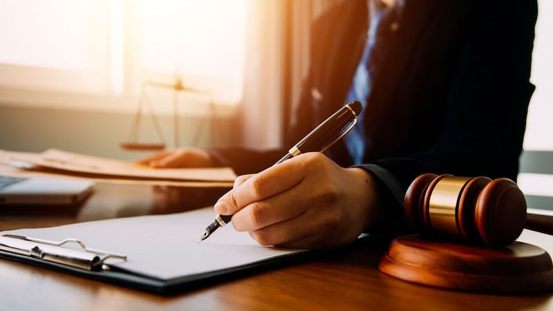 Impartir justicia: ¿Aplicar la ley o reconocer derechos?