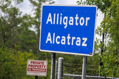 DeSantis dice que Alcatraz de los Caimanes es temporal y permitió deportar a 22 mil migrantes