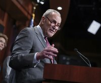 Puro ‘chiavo’ en los demócratas: Chuck Schumer, de 73 años, ‘alza la mano’ para reemplazar a Biden