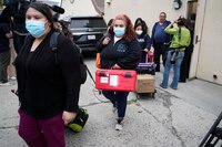 Texas ‘la cumple’: Envía primer autobús con 40 migrantes a Los Ángeles