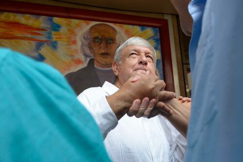 Abuchean a AMLO por reunirse con gobernador de BCS