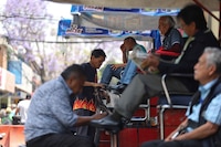 Economía de México gana ritmo en abril y supera lo previsto, con 2.2 por ciento