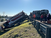 Choque de camiones en Circuito Exterior Mexiquense deja al menos 6 personas fallecidas