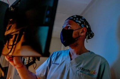 Un técnico opera el equipo AURA.