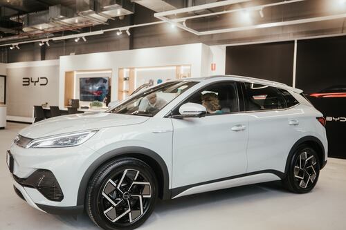 Tesla y Elon Musk van vs. BYD, la marca china que vende autos eléctricos más baratos