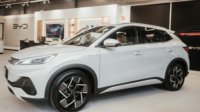 Tesla y Elon Musk van vs. BYD, la marca china que vende autos eléctricos más baratos