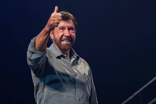 ¿Qué le pasó a Chuck Norris? Esto sabemos de su ‘repentino fallecimiento’ a días de celebrar su cumpleaños