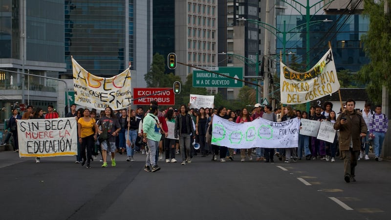 ¿Qué pasará con las Becas Elisa Acuña? UNAM y SEP difieren en sus versiones