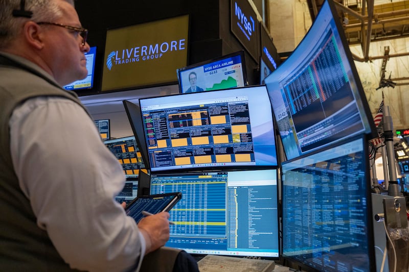 Wall Street anticipa jornada con pérdidas: Nasdaq retrocede 0.56%
