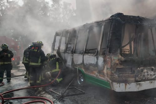 Se incendia 'micro' en Coyoacán y deja 4 lesionados, entre ellos, 2 menores