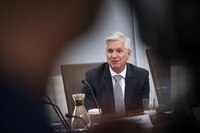 Gobernador de la Fed llama a bajar la tasa: ‘El sector privado no está tan bien como creen’