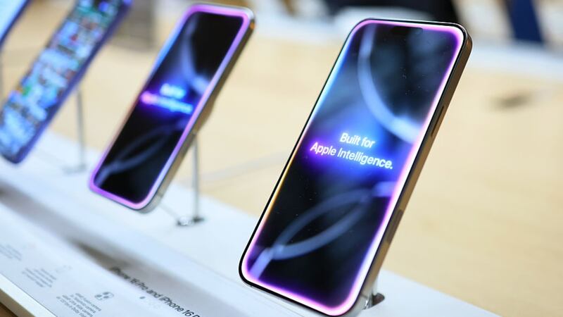 Apple y Samsung la ‘libran’: Trump excluye a smartphones y computadoras de aranceles recíprocos