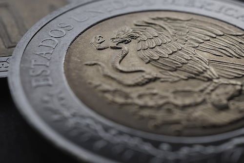 ‘Divino puente’ para el peso: Se ubica en su mejor nivel ante el dólar desde mayo del 2024