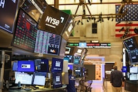 Wall Street abre mixto antes de conocer la decisión de la Fed, mientras la BMV descansa