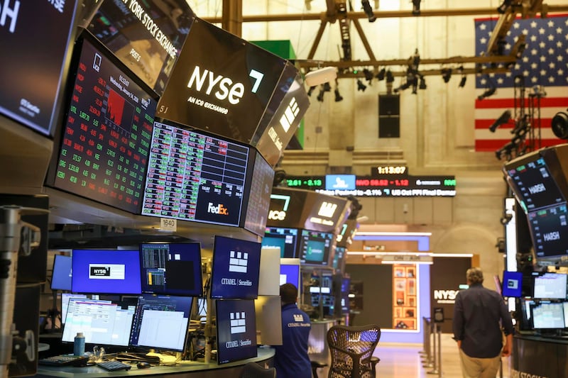 Wall Street abre mixto antes de conocer la decisión de la Fed, mientras la BMV descansa