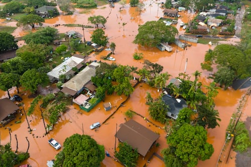 Hawái bajo el agua: Inundaciones históricas dejan miles de evacuados y riesgo de colapso de presa