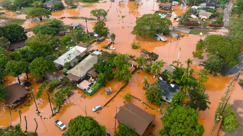 Inundaciones históricas en Hawái dejan miles de evacuados