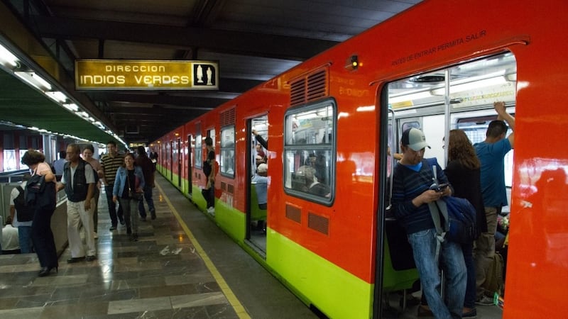 Metro CDMX avanza a ‘paso lento’ en 4 líneas este martes: Reportan demoras y saturación